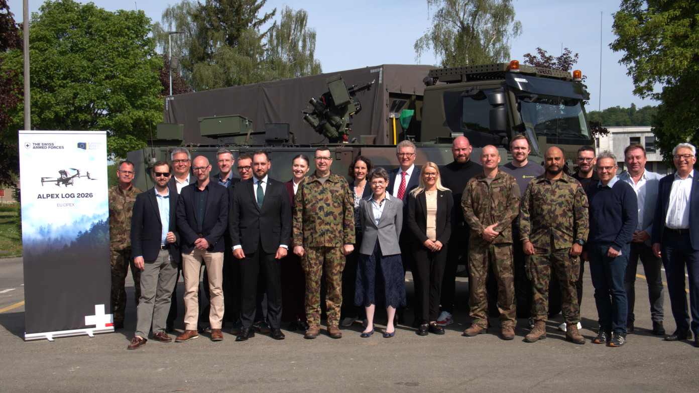 Representatives of Swiss army, European Defence Agency and industry in a group photo at the EU OPEX kick-off meeting in Swizerland.